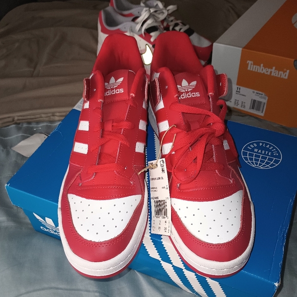 Men's Adidas red Lowtop size 11.5 forums New in the Box - Picture 2 of 7